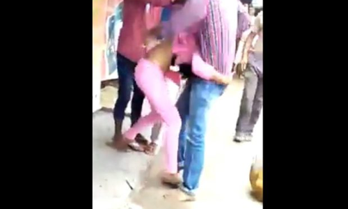 लड़के ने सरेआम लड़की पर बरसाए लात-घूंसे और .....?