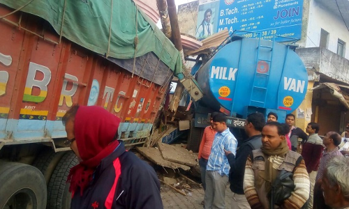 हरदोई में ट्रक व टैंकर की हुई भीषण टक्कर हरदोई में ट्रक व टैंकर की हुई भीषण टक्कर