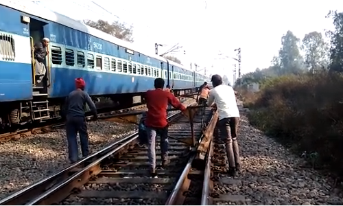 बड़ा ट्रैन हादसा टला, 2 जगह फैक्चर होने के बाद रात भर ट्रेनें गुजरती रही रेलगाड़ियाँ