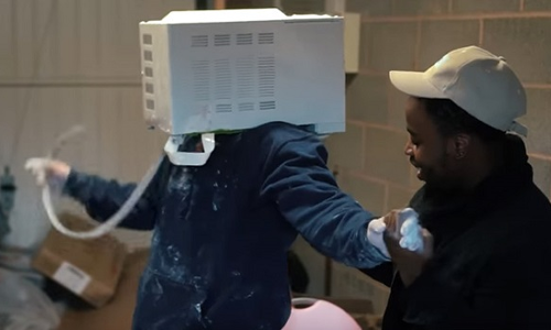 इस शख्स को मजाक करना पड़ा महंगा, माइक्रोवेव में सीमेंट डालकर डाला सिर, वीडियो देख हैरान हो जाएंगे