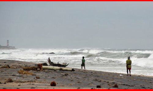 चेन्नई तट से टकराया वरदा तूफान, दो की मौत चेन्नई तट से टकराया वरदा तूफान, दो की मौत