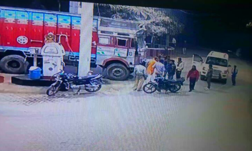 भगवाधारी भाजपा नेता की गुंडागर्दी चरम पर,ट्रक ड्राइवर को लात-घूसों से पिटा