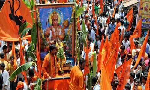 हनुमान जयंती के जुलूस पर पुलिस का लाठीचार्ज हनुमान जयंती के जुलूस पर पुलिस का लाठीचार्ज