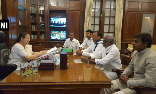 वाईएसआर कांग्रेस के 5 सांसदों ने लोकसभा स्पीकर को सौंपा इस्तीफा, ये है उनकी मांग वाईएसआर कांग्रेस के 5 सांसदों ने लोकसभा स्पीकर को सौंपा इस्तीफा, ये है उनकी मांग