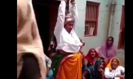 देखें वीडियो: जब इस 70 साल की बूढी माँ ने मचाया धमाल!