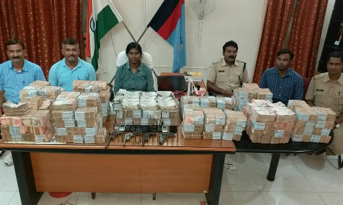 देवघर बैंक लूटकांड में पुलिस को बड़ी सफलता, चार लुटेरे गिरफ्तार, 51 लाख रुपये बरामद देवघर बैंक लूटकांड में पुलिस को बड़ी सफलता, चार लुटेरे गिरफ्तार, 51 लाख रुपये बरामद