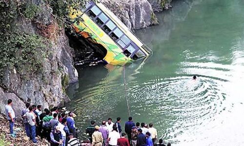 शिमला के पास टोंस नदी में गिरी बस, 44 की मौत, कई लापता