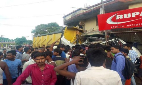 मुजफ्फरपुर में घर में घुसा हाइवा, बड़ा हादसा होने से बचा मुजफ्फरपुर में घर में घुसा हाइवा, बड़ा हादसा होने से बचा