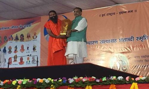 चंपारण सत्याग्रह: बाबा रामदेव ने लगाया योग शिविर, कहा- बिहार का पानी और जवानी का जवाब नहीं