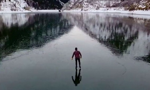 बर्फ की नदी पर दौड़ता दिखा यह शख्स, वीडियो देख आपके भी उड़ जाएंगे होश