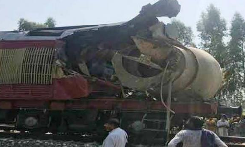 ट्रेन से ट्रक की टक्कर, ट्रेन के ड्राइवर की मौत!