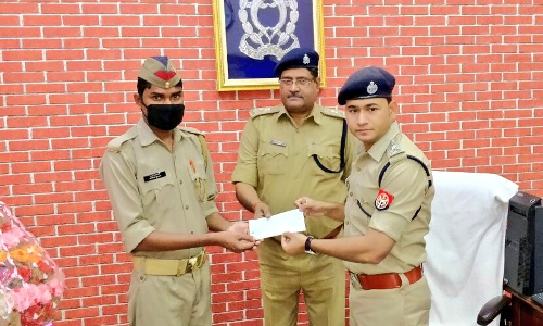 आईपीएस अखिलेश चौरसिया ने फिर दिखाई दरियादिली, सिपाही की जान बचाने को दिए 4 लाख रूपये आईपीएस अखिलेश चौरसिया ने फिर दिखाई दरियादिली, सिपाही की जान बचाने को दिए 4 लाख रूपये