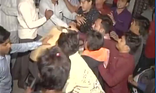 गुजरात चुनाव: कांग्रेस की पहली लिस्ट आते ही भड़के पाटीदार नेता, मारपीट तोड़फोड़, देखें वीडियो