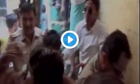 यूपी में गोरक्षकों की गुंडागर्दी, भैंस काटने के आरोप में 6 लोगों को पीटा यूपी में गोरक्षकों की गुंडागर्दी, भैंस काटने के आरोप में 6 लोगों को पीटा