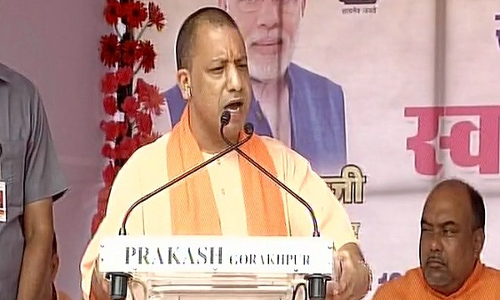 CM योगी ने गोरखपुर में लगाई झाड़ू, अखिलेश और राहुल पर साधा निशाना, दिया बड़ा संदेश