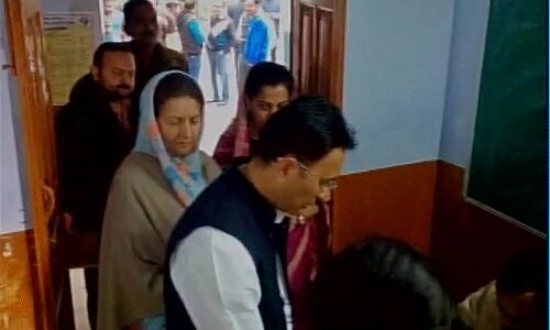 कांग्रेस के पूर्व मंत्री जितिन प्रसाद ने अपनी पत्नी नेहा सेठ समेत डाला वोट