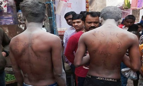 सरेआम लड़कियों को छेड़ रहे मनचलों को गांव वालों ने कपड़े उतरवाकर ऐसे सिखाया सबक