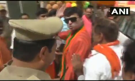 यूपी सीएम के कार्यक्रम में एसएसपी को सरेआम बीजेपी विधायक ने दी धमकी और बोले ... यूपी सीएम के कार्यक्रम में एसएसपी को सरेआम बीजेपी विधायक ने दी धमकी और बोले ...