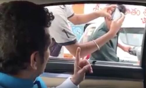 बाइक सवार ले रहे थे सेल्फी, सचिन ने कार रोककर लगाई डांट, देखिए- VIDEO बाइक सवार ले रहे थे सेल्फी, सचिन ने कार रोककर लगाई डांट, देखिए- VIDEO