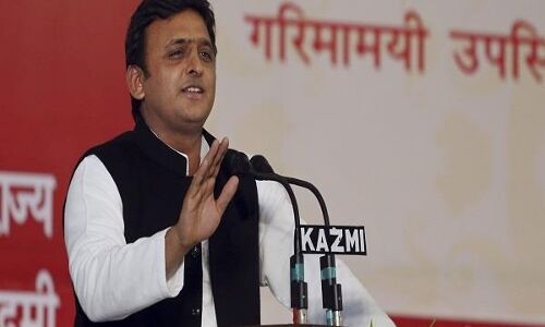 CM अखिलेश पर लगा आरोप, मर्डर के आरोपी के साथ किया मंच सांझा