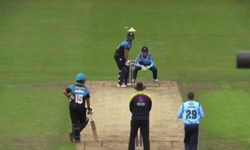 देखें वीडियो: अब इस खिलाड़ी ने लगाए एक ही ओवर में 6 छक्के