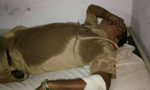 यूपी बिहार सीमा पर बदमाशों से पुलिस की मुठभेड़, थानाध्यक्ष समेत एक दरोगा घायल यूपी बिहार सीमा पर बदमाशों से पुलिस की मुठभेड़, थानाध्यक्ष समेत एक दरोगा घायल