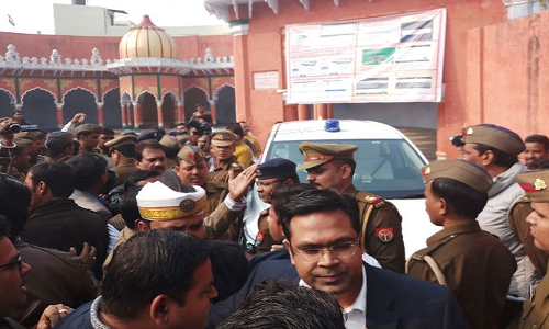 अलीगढ़ में शपथ ग्रहण समारोह में राष्ट्रगीत का विरोध, मेयर की गाड़ी पर पथराव, बैठे रहे कुर्सी पर बसपा मेयर और पार्षद अलीगढ़ में शपथ ग्रहण समारोह में राष्ट्रगीत का विरोध, मेयर की गाड़ी पर पथराव, बैठे रहे कुर्सी पर बसपा मेयर और पार्षद