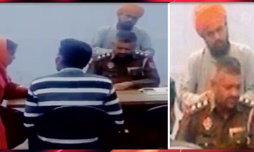थाने में SHO का मसाज करवाते वीडियो हुआ वायरल