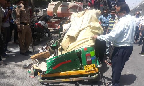 गजियाबाद के मोहननगर में गिरा रोड पर मेट्रो का गार्डर , कई गाड़ियाँ आई चपेट में, सात घायल गजियाबाद के मोहननगर में गिरा रोड पर मेट्रो का गार्डर , कई गाड़ियाँ आई चपेट में, सात घायल