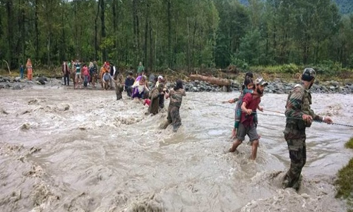VIDEO: सिख युवकों ने जान की बाजी लगाकर बचाया मस्जिद का सामान