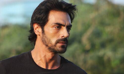 फोटो लेने पर भड़के अर्जुन रामपाल ने फेंका कैमरा, घायल शख्स ने केस कराया दर्ज