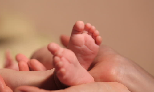 चार पैरों वाले बच्चे को देखने उमड़ी भारी भीड़!