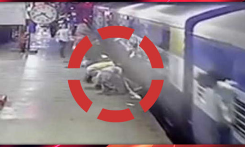 रेलवे प्लेटफार्म और ट्रेन के बीच फंसी जिंदगी, वीडियो देख थम जाएंगीं सांसें!