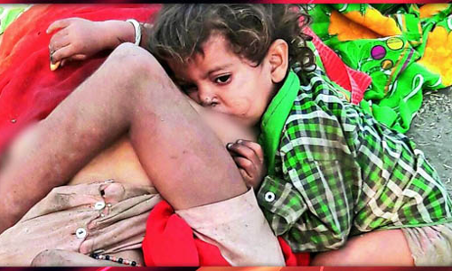 हृदय विदारक घटना! रेलवे ट्रैक पर मृत मां के शव से लिपट दूध पीता रहा बच्चा, देखें- VIDEO