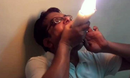 इस शख्स ने मुहं में जलती हुई मोमबत्तियां रख बनाया वर्ल्ड रिकॉर्ड, वीडियो हुआ वायरल