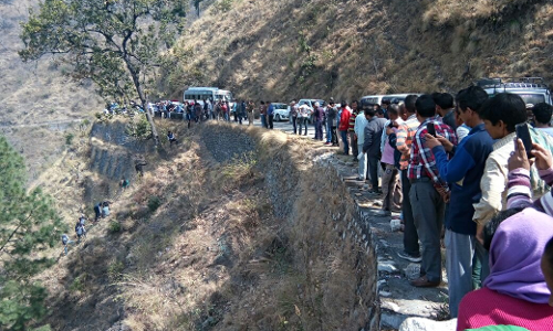 उत्तराखंड: बस के गहरी खाई में गिर जाने से 13 लोंगों की मौत उत्तराखंड: बस के गहरी खाई में गिर जाने से 13 लोंगों की मौत