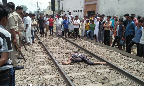 मुरादाबाद में अज्ञात युवक की ट्रेन से कटकर मौत, शव देखकर निकली चीख