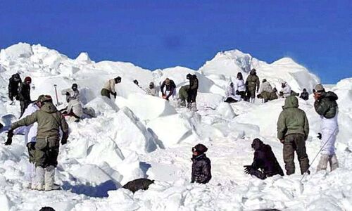 जम्मू कश्मीर के कुपवाड़ा तंगधार में हिमस्खलन, 11 शव बरामद एक बच्चे की भी मौत