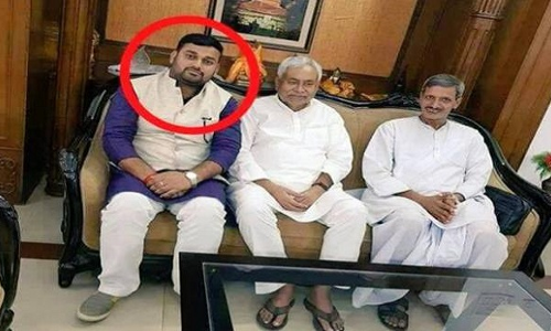 शराबकांड आरोपी के साथ नीतीश की सेल्फी पर जेडीयू जिलाध्यक्ष ने दिया इस्तीफा