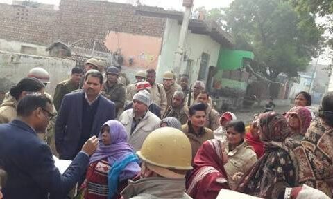 किसानों और पुलिस में पथराव, चार पुलिसकर्मी घायल किसानों और पुलिस में पथराव, चार पुलिसकर्मी घायल