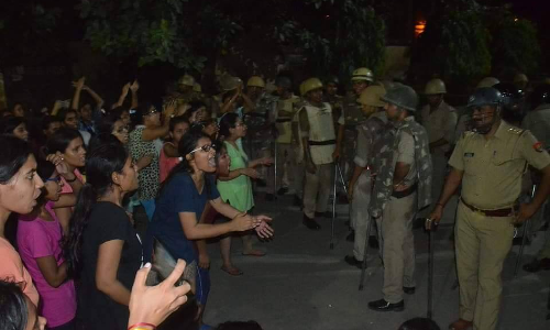 सुलग उठा BHU,जमकर हुआ पथराव,फेंके गए पेट्रोल बम