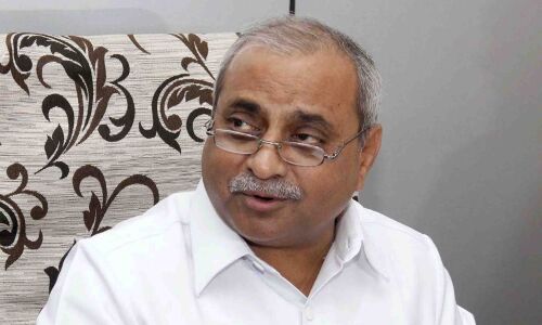 गुजरात के उप मुख्यमंत्री नितिन पटेल पर फैंकी चूड़ियाँ, और लगाये गम्भीर आरोप, देखें वीडियो