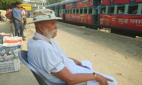 यात्रियों को नमकीन और पानी उपलब्ध कराता एक राजा यात्रियों को नमकीन और पानी उपलब्ध कराता एक राजा