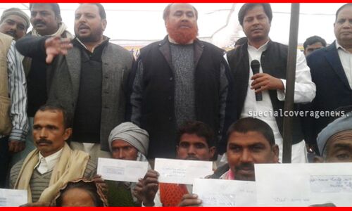 पीलीभीत : अखिलेश के मंत्री हाजी रियाज अहमद ने गरीवों को बांटे चेक