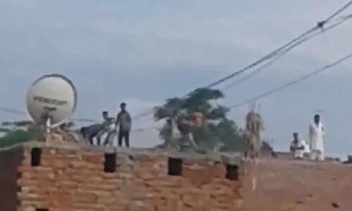 थोड़ी से कहासुनी पथराव में बदली, कई घायल पथराव का वीडियो वायरल