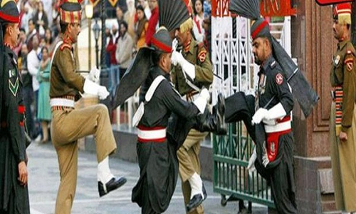 फिरोजपुर: बीटिंग रिट्रीट में जोश दिखाने के चक्कर में पाकिस्तानी रेंजर कि हो रही किरकिरी, video हुआ वायरल