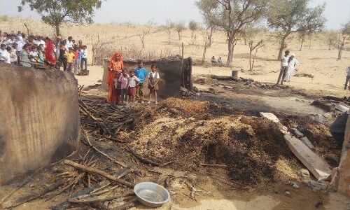 आगजनी का मंजर देखकर 70 साल की बुढ़िया सदमे में, अब क्या होगा? आगजनी का मंजर देखकर 70 साल की बुढ़िया सदमे में, अब क्या होगा?