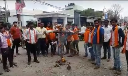 पीलीभीत में आज़म खान का जलाया पुतला पीलीभीत में आज़म खान का जलाया पुतला