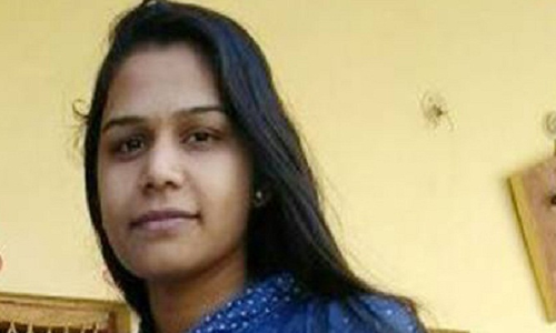 शहीद पति का जुदाई का गम सह नही पाई पत्नी ने की खुदकुशी, चीखते हुए भाई भागा शहीद पति का जुदाई का गम सह नही पाई पत्नी ने की खुदकुशी, चीखते हुए भाई भागा