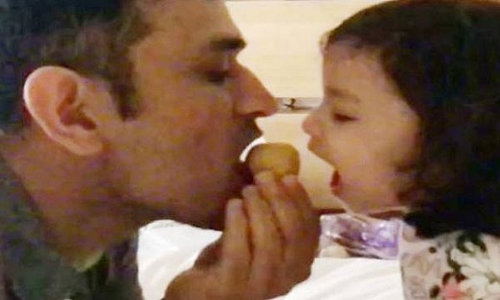 जब धोनी और उनकी बेटी जीवा ने बेसन के लड्डुओं पर किया अटैक, देखें VIDEO